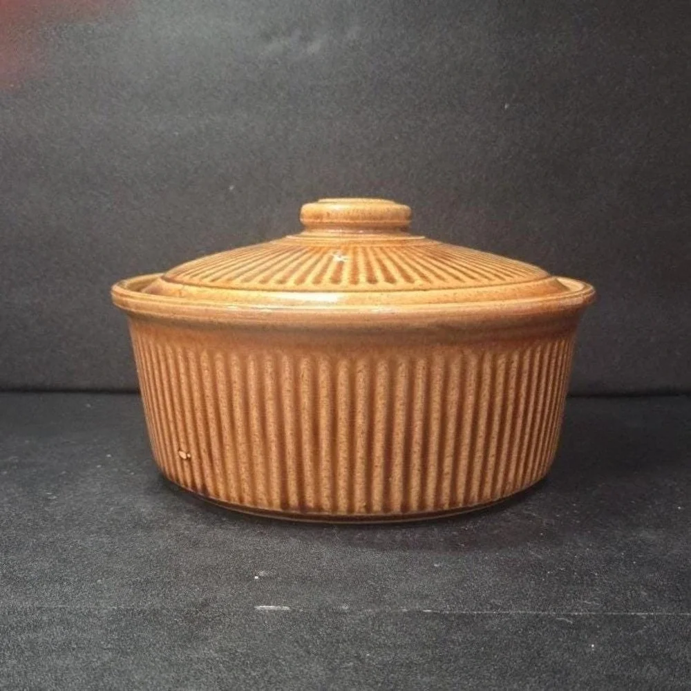 USA‎ Stoneware Lidded Bean Pot, Brown Tan Ribbed Crock, Vtg Rustic Kitchenware